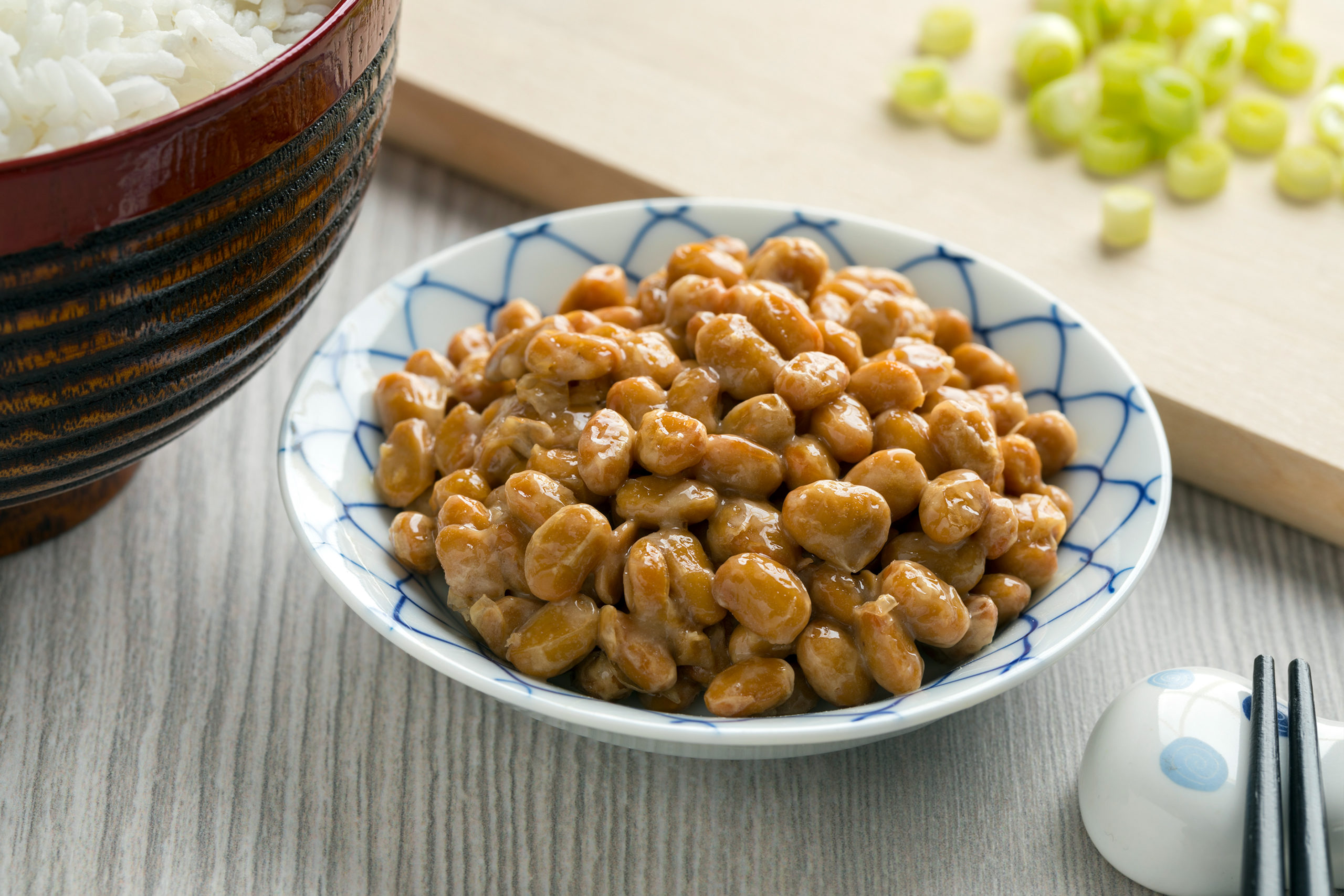 Schale mit traditionellen japanischen fermentierten Sojabohnen, genannt Natto